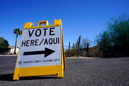 ARCHIVO - Un cartel marca la entrada a un distrito electoral en el primer día de votación anticipada de las elecciones generales en Phoenix, el 12 de octubre de 2022. (AP Foto/Ross D. Franklin, Archivo)