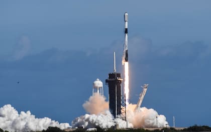 ARCHIVO _ Un cohete Falcon 9 de SpaceX despega del Ventro Espacial Kennedy en Florida el 3 de febrero del 2022, con satélites Starlink. La nueva flotilla de satélites de SpaceX está cayendo de órbita tras ser afectada por una tormenta solar.  (Craig Bailey/Florida Today vía AP)