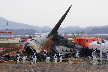 ARCHIVO - Un equipo de rescatistas trabajan un avión siniestrado en el aeropuerto internacional de Muan en Muan, Corea del Sur, el 31 de diciembre de 2024. (AP Foto/Ahn Young-joon, Archivo)