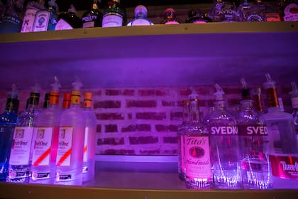 ARCHIVO - Un espacio vacío en un estante de licores donde solía estar el vodka ruso el 29 de julio de 2013, en The Sidetrack, un bar gay en el norte de Chicago. (AP Foto/Scott Eisen)