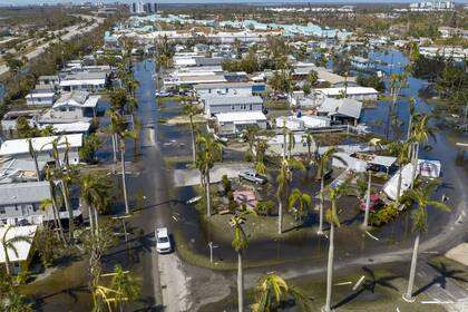 Archivo - Un estacionamiento para casas rodantes inundado en Fort Myers, Florida, el 1 de octubre de 2022, después del paso del huracán Ian.
