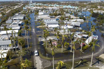 Archivo - Un estacionamiento para casas rodantes inundado en Fort Myers, Florida, el 1 de octubre de 2022, después del paso del huracán Ian.