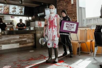 ARCHIVO-. Un grupo de activistas veganos irrumpió en un local de comida rápida en Australia.