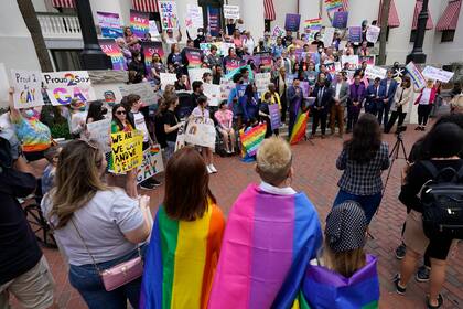 ARCHIVO.- Un grupo de jóvenes, que se opuso a la ley que impide enseñar acerca de la orientación sexual y la identidad de género desde el jardín de infantes hasta el tercer grado, se manifiestan frente a la legislatura de la Florida en Tallahassee el 7 de marzo de 2022