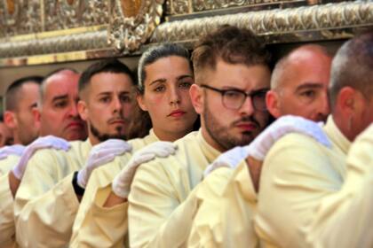 Archivo.- Un grupo de nazarenos es visto durante la procesión del Domingo de Pascua en Hospitalet