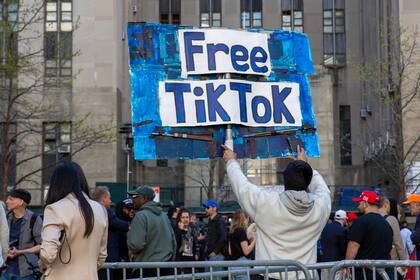 ARCHIVO - Un hombre lleva un cartel con la leyenda "Free TikTok" ("Liberen a TikTok) frente al juzgado donde se inició el juicio contra Donald Trump por pagos indebidos, el 15 de abril de 2024, en Nueva York. (AP Foto/Ted Shaffrey, Archivo)