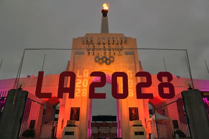 Archivo.- Un letrero de Los Ángeles 2028 se aprecia frente al pebetero en el Memorial Coliseum de Los Ángeles, el miércoles 13 de septiembre de 2017