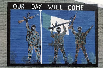 ARCHIVO - Un mural en apoyo al Ejército Republicano Irlandés, visto en el área católica de Belfast, Irlanda del Norte, en noviembre de 1985 (AP Foto/Peter Kemp, File)