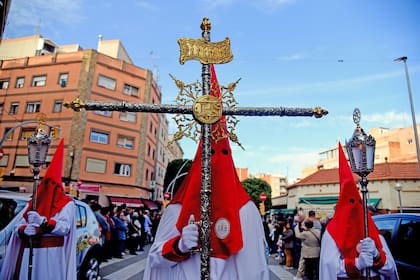 Archivo.- Un Nazareno con tocado cónico que lleva la Cruz de Guía durante la procesión del Domingo de Pascua en Hospitalet de Llobregat, Cataluña, España 
