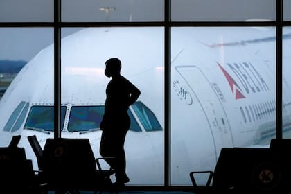 ARCHIVO - Un pasajero espera un vuelo de Delta Airlines en el Aeropuerto Internacional Hartsfield-Jackson en Atlanta 