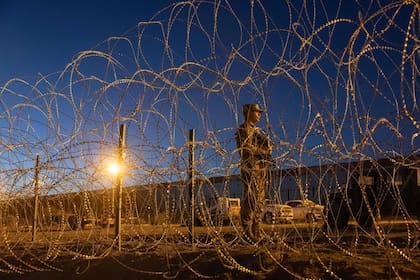 Archivo.- Un soldado de la Guardia Nacional de Texas permanece en vigilia en un campamento improvisado de migrantes cerca de la valla fronteriza entre Estados Unidos y México el 11 de mayo de 2023 en El Paso, Texas