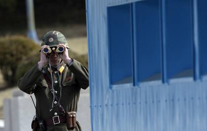 ARCHIVO - Un soldado norcoreano mira el lado sur a través de un par de binoculares en la aldea fronteriza de Panmunjom, en la Zona Desmilitarizada, DMZ, que separa las dos Coreas desde la Guerra de Corea, en Paju, al norte de Seúl, Corea del Sur. (Foto AP/Lee Jin-man, archivo)