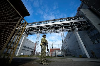 ARCHIVO - Un soldado ruso monta guardia en una parte de la usina nuclear de Zaporiyia en territorio ucraniano bajo control ruso