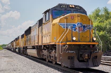 ARCHIVO - Un tren de Union Pacific viaja por Union, Nebraska, el 31 de julio de 2018. (AP Foto/Nati Harnik, Archivo)
