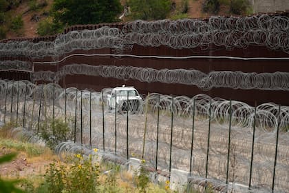 ARCHIVO - Un vehículo circula por el lado estadounidense del muro fronterizo entre Estados Unidos y México, el 25 de junio de 2024, en Nogales, Arizona. (Foto AP/Jae C. Hong, foto compartida, archivo)