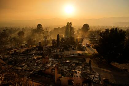 ARCHIVO - Un vehículo de emergencia atraviesa un barrio devastado por el incendio Eaton, el jueves 9 de enero de 2025, en Altadena, California. (AP foto/John Locher, archivo)