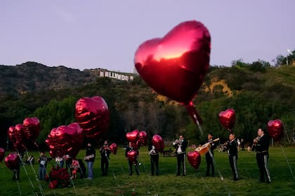Archivo.- Una banda de mariachis espera a que comience una ceremonia de pedido de matrimonio en Lake Hollywood Park, en Los Ángeles, el Día de San Valentín, el 14 de febrero de 2022