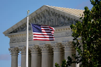 Archivo.- Una bandera de Estados Unidos ondea frente al edificio de la Corte Suprema, en el Capitolio de Washington, el 2 de noviembre de 2020