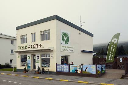 ARCHIVO - Una empresa vende boletos de avistamiento de ballenas y café en el pueblo de Husavik.