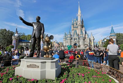 ARCHIVO - Una estatua de Walt Disney y Mickey Mouse frente al Castillo de Cenicienta en el parque de Magic Kingdom en Walt Disney World, en Lake Buena Vista, Florida, el 9 de enero de 2019. (AP Foto/John Raoux, Archivo)