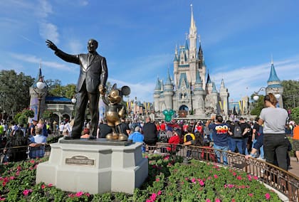 ARCHIVO - Una estatua de Walt Disney y Mickey Mouse frente al Castillo de Cenicienta en el parque de Magic Kingdom en Walt Disney World, en Lake Buena Vista 