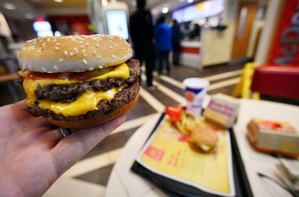 ARCHIVO - Una hamburguesa cuarto de libra doble de McDonald's, el 6 de marzo de 2018, en Atlanta. (AP Foto/Mike Stewart, Archivo)