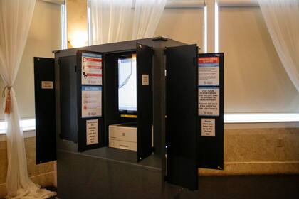 Archivo.- Una máquina de votación utilizada para las primarias de Georgia el 9 de junio de 2020, en Atlanta