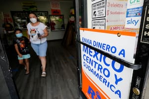 Archivo.- Una mujer sale de una tienda que ofrece servicios para enviar remesas a México y Centroamérica en San Diego, el 11 de septiembre de 2020