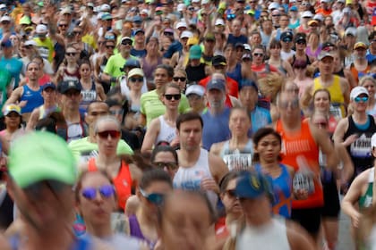 ARCHIVO - Una multitud de atletas larga en el Maratón de Boston, el 15 de abril de 2024 (AP Foto/Mary Schwalm, archivo)