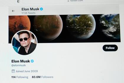 ARCHIVO - Una parte de la página de Twitter de Elon Musk se ve el lunes 25 de abril de 2022 en la pantalla de un ordenador en Sausalito, California. (AP Foto/Eric Risberg, Archivo)