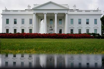 ARCHIVO - Una vista de la Casa Blanca reflejada en un charco, el sábado 3 de septiembre de 2022, en Washington. (AP Foto/Carolyn Kaster, Archivo)