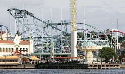 Archivo - Una vista general de la montaña rusa Jetline en el parque de atracciones Grona Lund en Estocolmo, el 5 de septiembre de 2009. (Fredrik Persson/Agencia de noticias TT vía AP, Archivo)