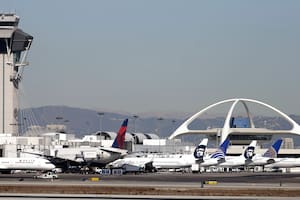 Un avión quiso aterrizar en Los Ángeles y casi se accidenta