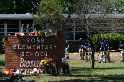 ARCHIVO - Varios investigadores buscan evidencia afuera de la Escuela Primaria Robb en Uvalde, Texas, el 25 de mayo de 2022, después de que un hombre armado de 18 años mató a 19 alumnos y dos profesoras. (AP Foto/Jae C. Hong, archivo)
