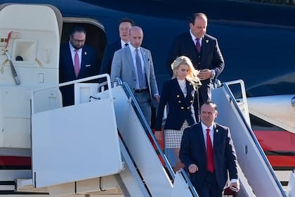 Archivo.- Viaje con miembros del equipo de Donald Trump, Stephen Miller, tercero desde la izquierda, desembarca de un avión en la Base Aérea Andrews, en Maryland, el 13 de noviembre de 2024