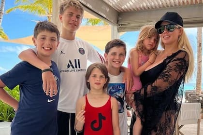 ARCHIVO-. Wanda Nara junto a sus cinco hijos