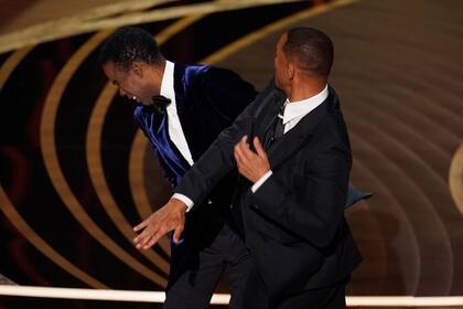 ARCHIVO - Will Smith le da una bofetada al presentador Chris Rock en el escenario de los Oscar en Los Angeles el 27 de marzo de 2022