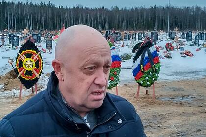 ARCHIVO - Yevgeny Prigozhin, dueño de la fuerza militar privada conocida como Grupo Wagner, acude al funeral de Dmitry Menshikov, un combatiente de su fuerza que murió durante una operación especial en Ucrania, en el cementerio Beloostrovskoye en las afueras de San Petersburgo, Rusia, el sábado 24 de diciembre de 2022. (AP Foto, archivo)