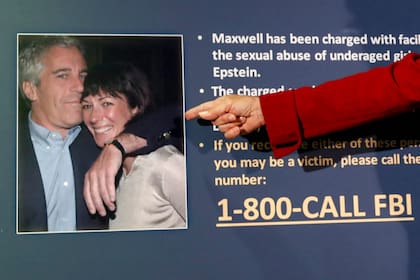 ARCHIVO — Fiscales anuncian cargos contra Ghislaine Maxwell por su presunto papel en la explotación y abuso sexual de varias menores de edad por parte de su exnovio Jeffrey Epstein, el 2 de julio de 2020, en Nueva York. (AP Foto/John Minchillo, Archivo)
