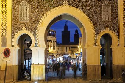 Arco histórico. La Puerta Bab Bou Jeloud, construida en 1913, acceso principal a la medina Fez el-Bali, es conocida para los occidentales como la Puerta Azul