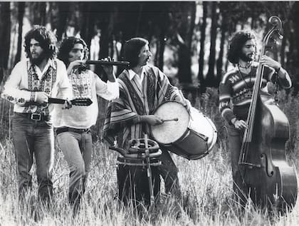 Arco Iris fue una banda precursora a la hora de cruzar el rock con los ritmos e instrumentos del folklore argentino y latinoamericano