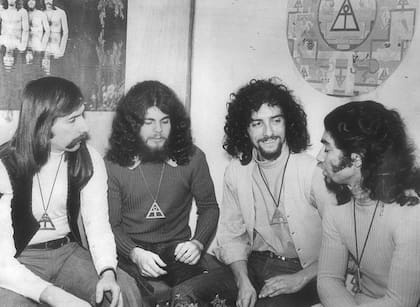 Arco Iris fue uno de los grupos pioneros del rock argentino de fines de los años 60. Entre quienes siguen de cerca la historia del grupo circula la idea de que su canción más popular, “Mañana campestre”, nació en Costa Bonita y que el tema “Dunas” evoca de manera directa a ese rincón costero.