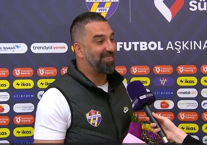 Arda Turan sorprendió a una periodista con un ramo de flores