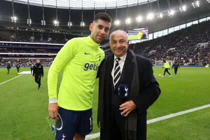 Ardiles fue el encargado de reconocer a Cristian Romero en el estadio de Tottenham, cuando el Cuti regresó después de haber sido campeón del mundo en Qatar