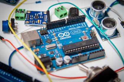 Arduino es una computadora programable de de diseño abierto; como es libre, tiene múltiples fabricantes y modificaciones