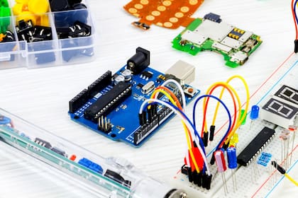 Arduino es una computadora programable de de diseño abierto; como es libre, tiene múltiples fabricantes y modificaciones