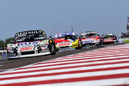Ardusso, al frente del pelotón. Ganó en Viedma la primera carrera del año del Turismo Carretera.