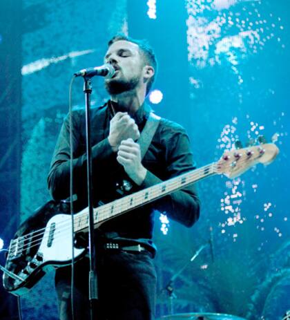 Are we human or are we dancer? canta Brandon Flowers en Chile.