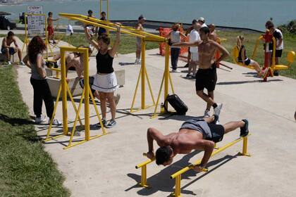 Área de complementos pública en la rambla de Mar del Plata, una amena forma de ejercitarse cerca del agua