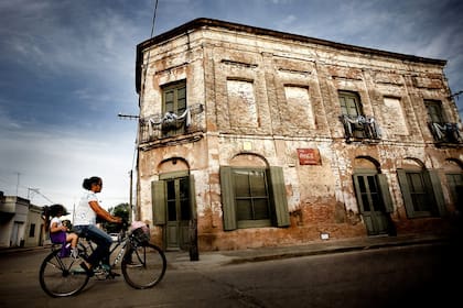 En Areco, las fachadas de las casonas lucen su estilo colonial